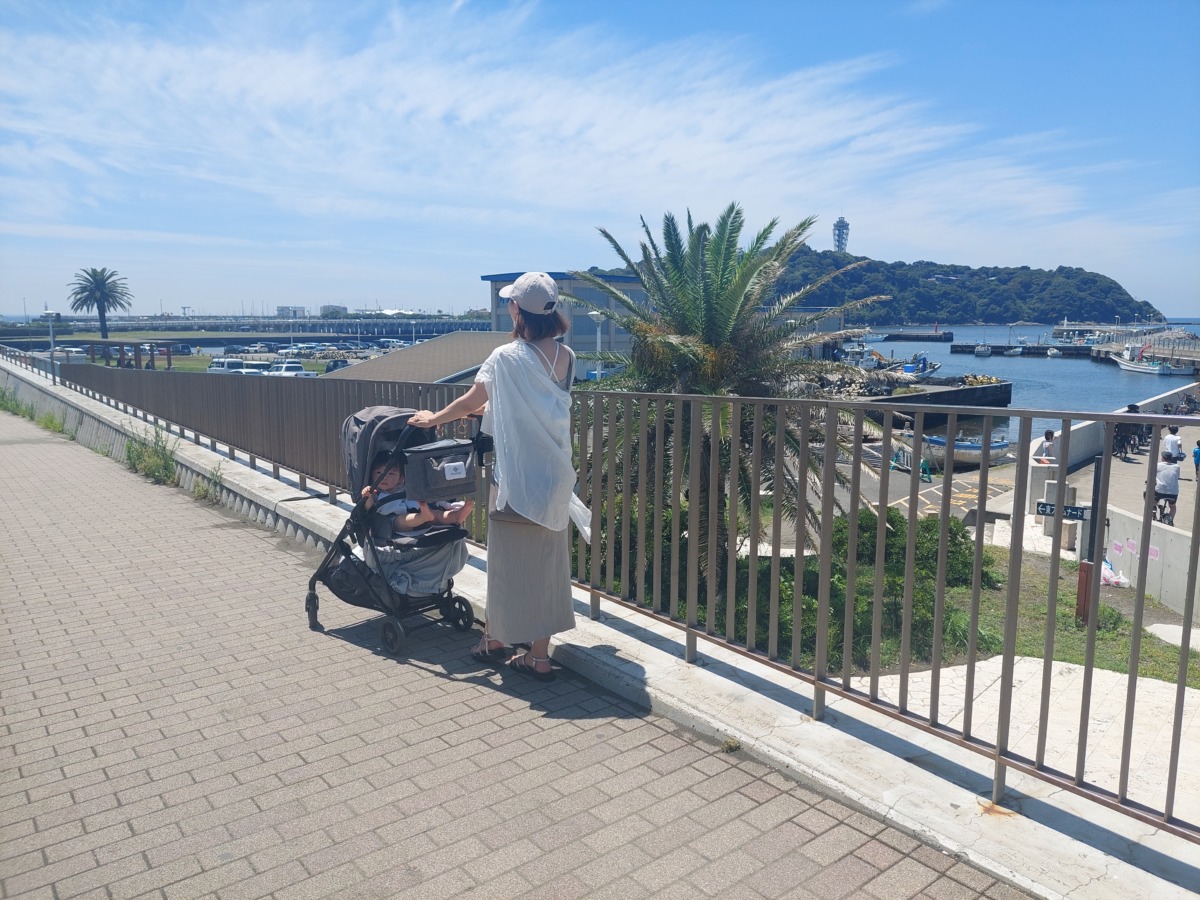 江の島に観光に来た筆者とベビーカーに乗っている子供